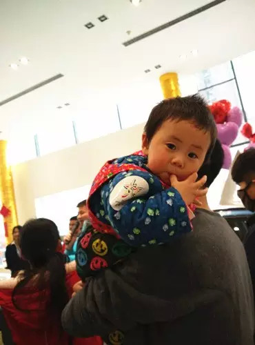 小朋友雖然你骨骼清奇，但是米、油你照樣拎不動啊，還是乖乖的油卡拿好吧。