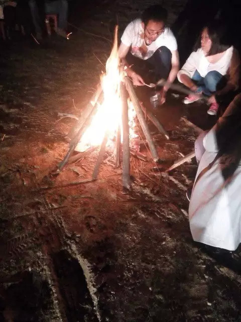 郝堂靜靜的夜也被我們打破了。昨晚的篝火晚會(huì)也是嗨嗨的，好多村民都來湊熱鬧。