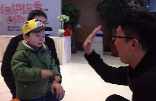 老楊你真心的是童心未泯啊，來，跟叔叔Give Me Five！
