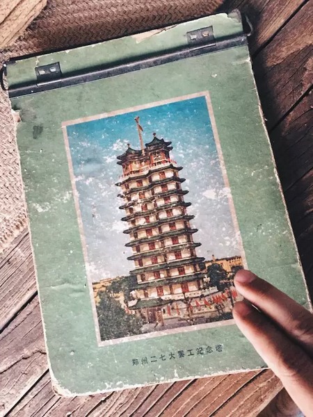 我們撫摸著鄭州的歷史，從中了解它的厚度。