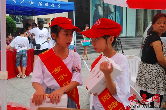 來(lái)自南陽(yáng)路一小的雙胞胎姐妹志愿者 來(lái)自南陽(yáng)路一小的雙胞胎姐妹志愿者