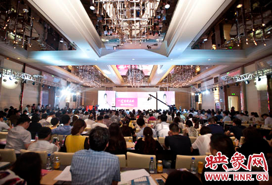 5月28日，一場(chǎng)河南企業(yè)家的盛會(huì)在鄭州舉辦，群象島2015夏季峰會(huì)以?shī)^斗者為本致敬奮斗者。