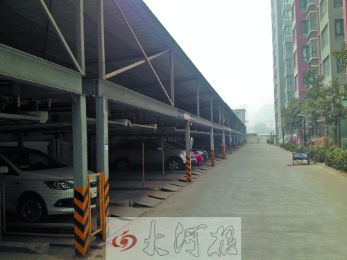 中原區(qū)新禧園小區(qū)，靠著圍墻的空地，建成兩層立體車庫。