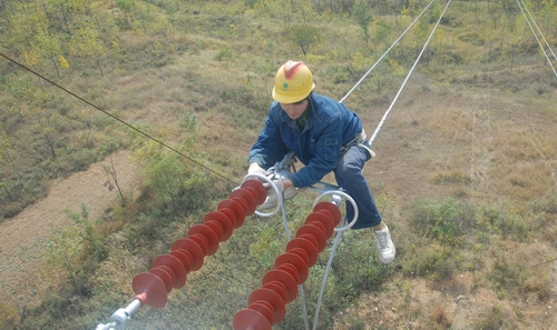 架設(shè)電力線(xiàn)路
