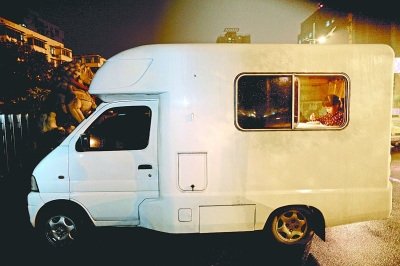 祖父母開房車送孫女上培訓(xùn)班 車內(nèi)電視碟機俱全