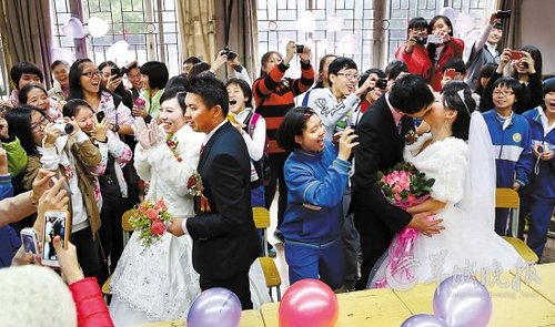 10對老師新人在校園里舉行集體婚禮，在教室里接新娘、拜堂
