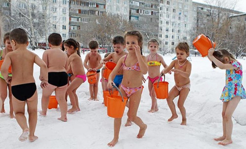 幼兒園的兒童身穿泳裝，在零下25度的雪地里沖涼水澡。