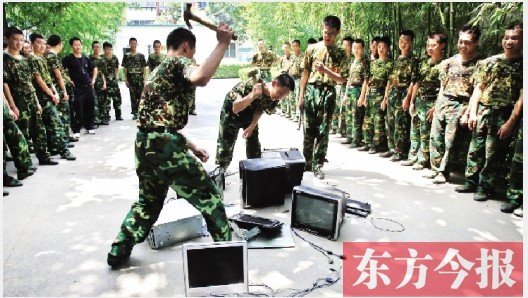 為了讓孩子表達戒除網(wǎng)癮的決心，學校組織孩子親手砸毀電腦
