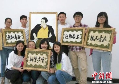 大學(xué)生們?yōu)榧o(jì)念焦裕祿，用黑豆、綠豆、大米等糧食在硬紙板上創(chuàng)作的糧食畫(huà)
