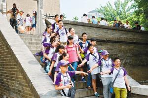 西安小雁塔景區(qū)內(nèi)，學(xué)生們正在古跡前合影留念