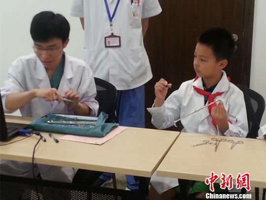 兒童暑期“職業(yè)體驗(yàn)” 醫(yī)生、警察職業(yè)受熱捧