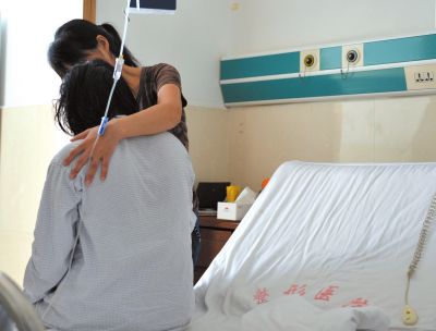 由于前天進行了面部修復手術，俞燕身體不適，父母24小時陪在她的身邊