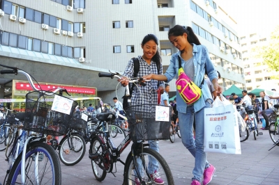 前天，兩名新生在登記后領取了自己的“愛心車”
