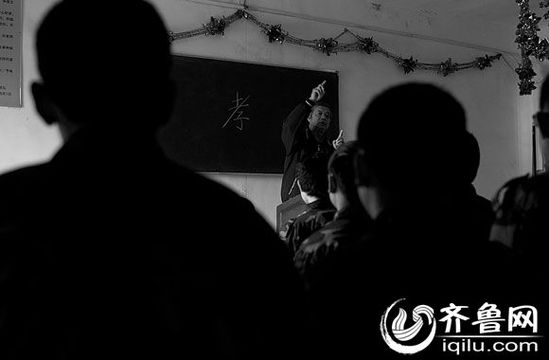 方光與其他癡迷網(wǎng)絡(luò)游戲的孩子一起，在重新認(rèn)識(shí)“孝”的含義