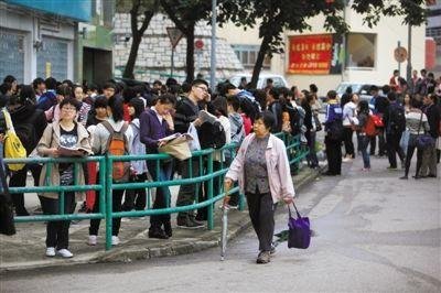 2012年12月1日早晨，香港一處SAT考場(chǎng)，考生在等候進(jìn)場(chǎng)