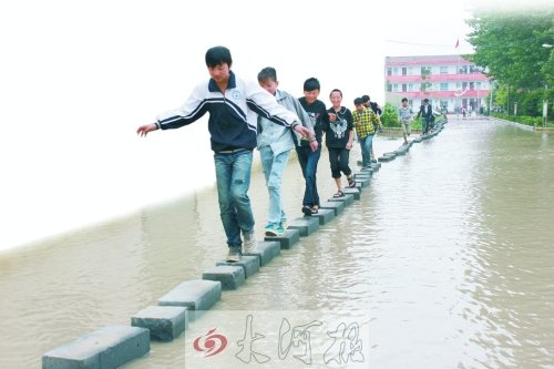 因“挪”修下水道錢學(xué)校被淹 學(xué)生渡“?！鄙蠈W(xué)
