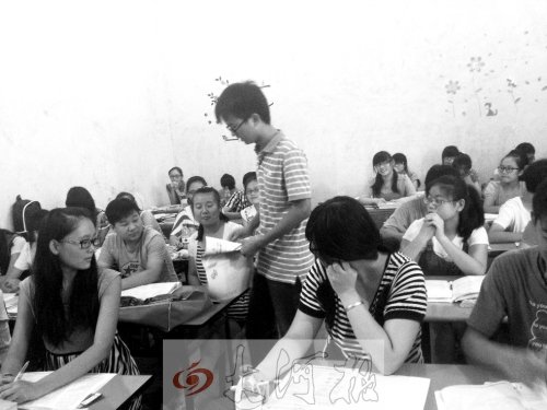 補習(xí)課上，馮昊怡不像老師，更像是學(xué)生們的同學(xué)。