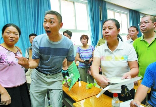 小升初“復(fù)議”現(xiàn)場，一些孩子被分得“遠”的家長討說法