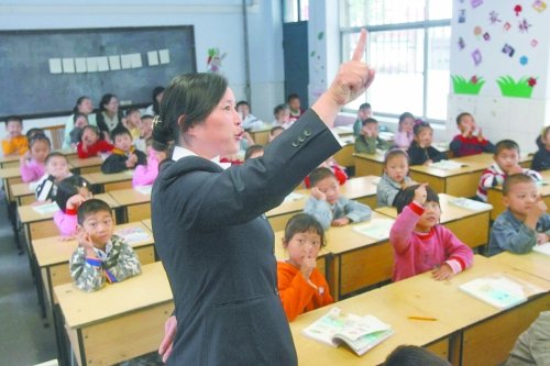 不到上小學(xué)年齡的孩子，只得在幼兒園復(fù)讀或者上“幼小銜接班”