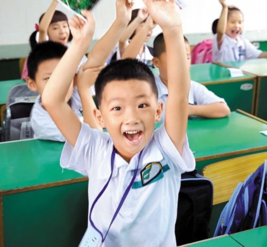 　　新學(xué)期在“減負(fù)新規(guī)”的爭(zhēng)議聲中開始了，廣州很多學(xué)校還是照常布置作業(yè)。但也有學(xué)校支持“減負(fù)新規(guī)”，