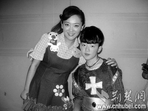 楊光參加央視節(jié)目表演時(shí)，同主持人月亮姐姐合影
