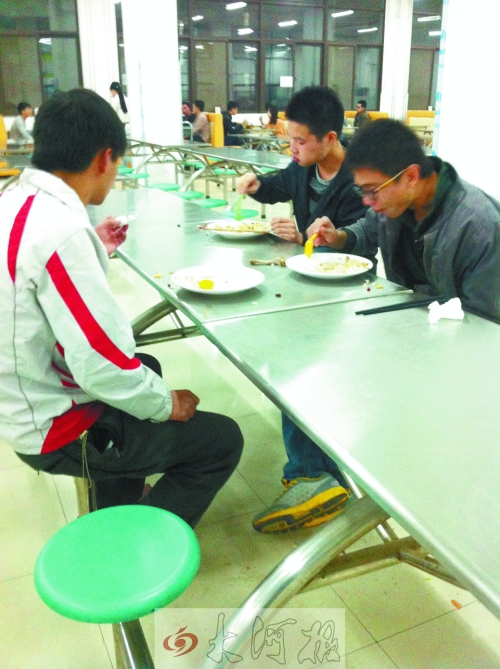 在鄭州一所高校食堂內(nèi)，大多數(shù)學(xué)生都是“光盤族”