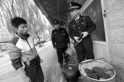 一餐館違規(guī)使用煤爐，被麥子店城管隊責令停止，并限期清除所屯的蜂窩煤