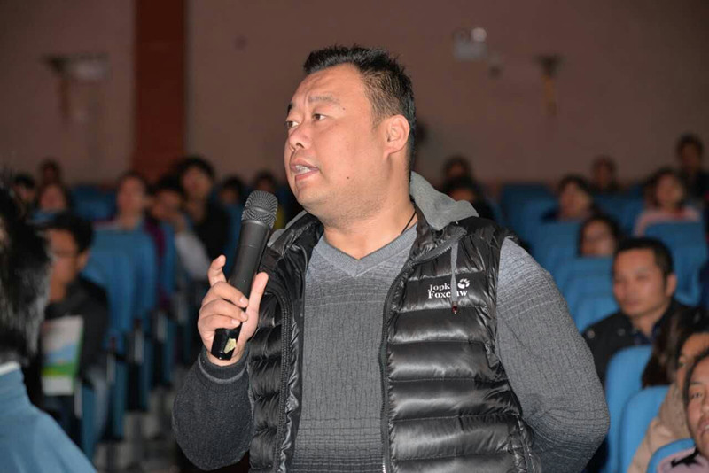 講座結(jié)束家長朋友踴躍提問，請專家答疑解惑