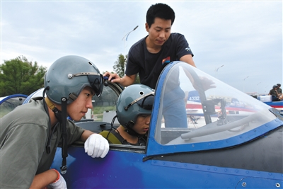 8月26日，來自吉林、湖北、山東的青少年航空學校的高中學生，進行了首次飛行體驗活動
