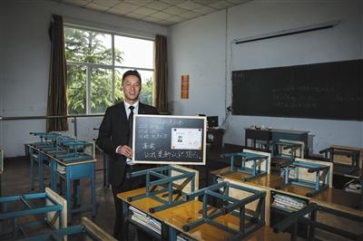 　張俊成，41歲，曾是北京大學(xué)的一名保安。1995年，通過成人高考，考上了北京大學(xué)法律系(?？?，被媒體稱為“北大保安高考第一人”，現(xiàn)為長治市一所中等職校的校長