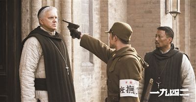 梅甘（左）、安西滿（右）與日本兵對(duì)峙的一幕。