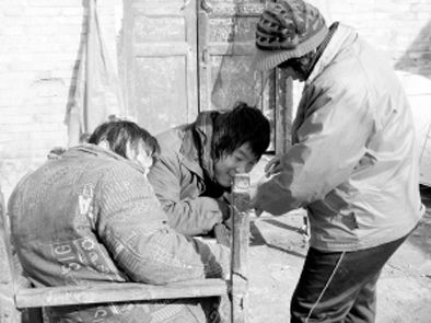 去年年初，武文英和雙胞胎腦癱兒子。圖片來源/《周口晚報(bào)》
