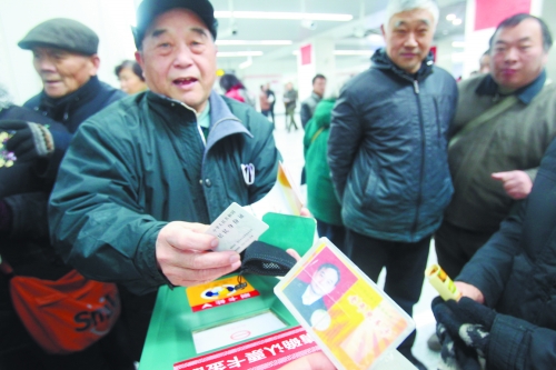 老人帶著多種證件想免費(fèi)乘車，工作人員稱沒(méi)接到通知拒絕。