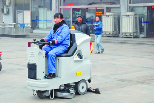 洛陽火車站新購3臺(tái)洗地機(jī)提高保潔作業(yè)效率，成為站前廣場(chǎng)一道風(fēng)景
