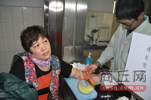 劉艷平的血樣和浙江省一位患者成功配型，1月15日下午3點，醫(yī)護人員正在為劉艷平再次抽取血樣