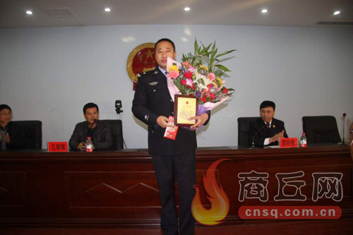 高兵雷是睢陽區(qū)檢察院一位檢察干警，在去鄭州捐獻造血干細胞時，他所在的單位為他組織了熱烈的歡送儀式