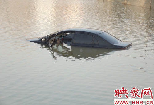 3月10日清晨，一輛黑色轎車掉入民權(quán)縣東沙河中
