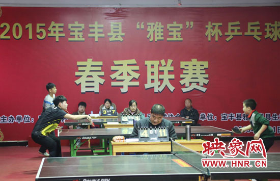 2月22日，河南省寶豐縣兩名乒乓球參賽選手在比賽中激烈角逐。