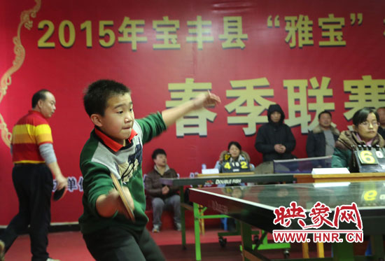 2月22日，乒乓球參賽選手在河南省寶豐陽光青少年俱樂部迎新春乒乓球春季聯(lián)賽，選手在比賽中激烈角逐。