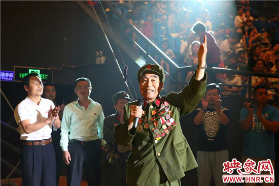 胡國全高唱《志愿軍戰(zhàn)歌》，朝鮮國立雜技團(tuán)團(tuán)長拍手致敬
