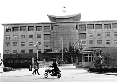10月29日，河北滄州市獻(xiàn)縣國(guó)稅局。10月底，一些企業(yè)主被叫到國(guó)稅局談“交稅”問(wèn)題。新京報(bào)記者 孟祥超 攝