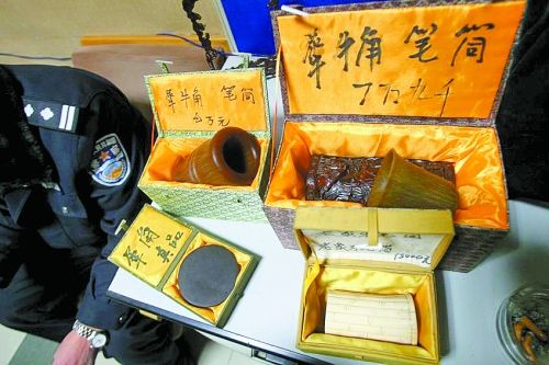 這些商品被暫扣，并根據(jù)鑒定情況對(duì)販賣(mài)者依法處罰。 記者 閆化莊 攝