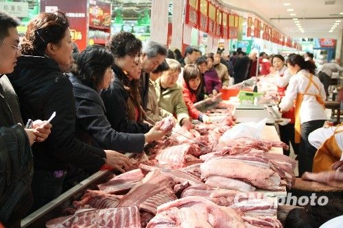 資料圖。1月份CPI等經(jīng)濟(jì)數(shù)據(jù)將于今天發(fā)布。多家機(jī)構(gòu)預(yù)計(jì)，受春節(jié)“錯(cuò)位”因素及豬肉價(jià)格回落影響，1月CPI同比漲幅在1.8%左右。從各機(jī)構(gòu)發(fā)布的報(bào)告來看，從2月開始，CPI或?qū)⑦M(jìn)入新一輪上行周期。