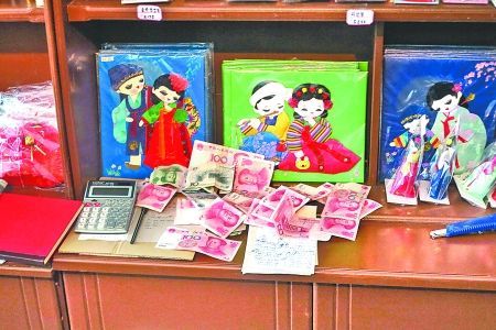 2012年6月21日，在朝鮮羅先特別市的一家商店里，柜臺(tái)上散落著一些人民幣。在朝鮮，人民幣比本國(guó)的貨幣更受歡迎。 CFP供圖