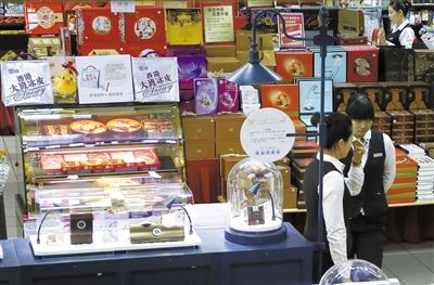 昨日，北京賽特購物中心，擺放出售的月餅禮盒，上千元的品種僅5種。新京報記者 王叔坤 攝