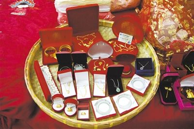 10月1日，王小姐在廣東汕頭舉行婚禮，她的彩禮包括3個玉鐲、多個金戒指及一張銀行卡。新京報記者 吳振