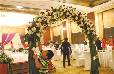 10月5日，北京萬達(dá)索菲特酒店，婚宴剛剛結(jié)束。新人介紹，一場婚宴花掉父母20萬元。新京報記者 尹亞飛