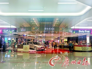 　迪拜機(jī)場的免稅店是不少人的血拼地。