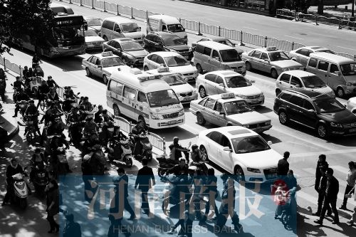 紫荊山路與商城路交叉口，見無車讓行，一輛救護(hù)車只好選擇右轉(zhuǎn)車道直行 記者 邱曉峰/攝