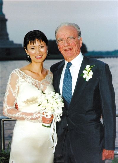 1999年6月，68歲的默多克與30歲的鄧文迪結(jié)婚。